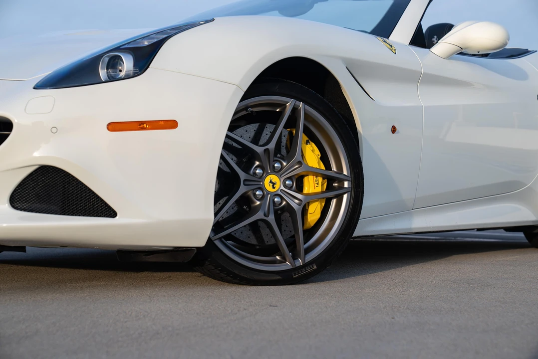 2017 Ferrari California T - Image 16 of 31