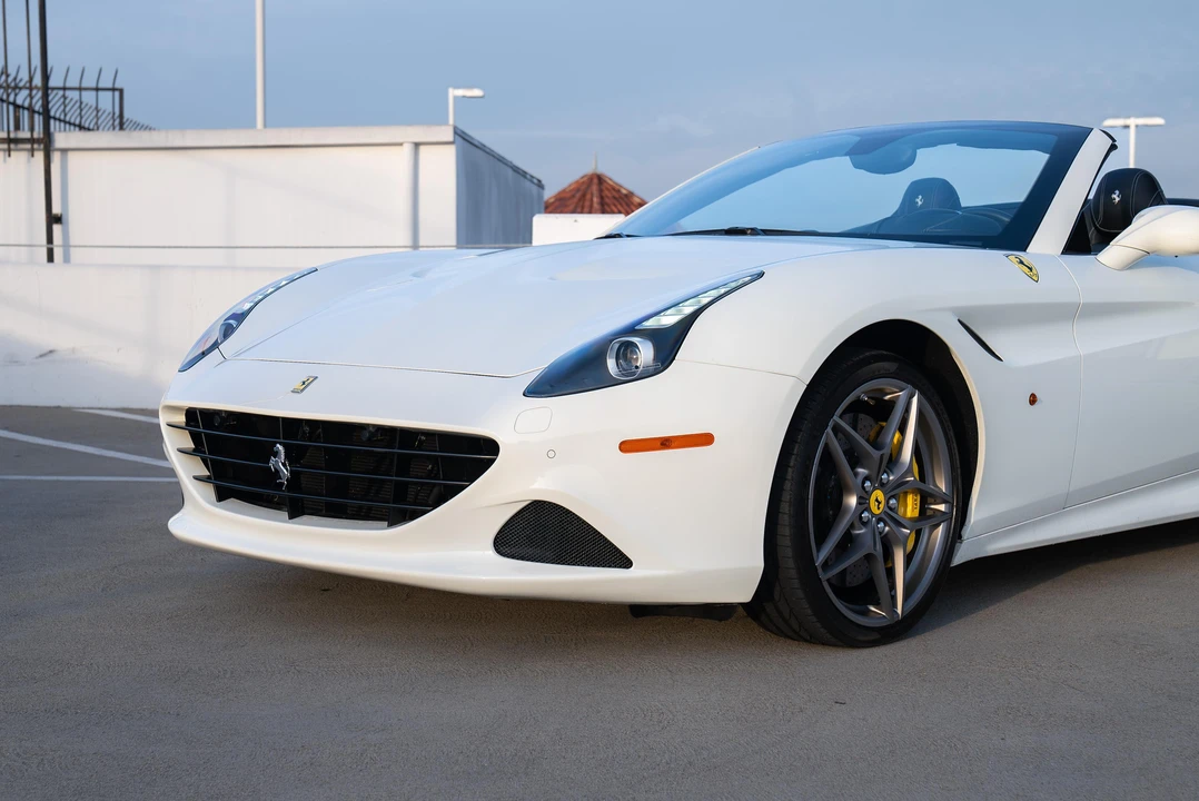 2017 Ferrari California T - Image 14 of 31