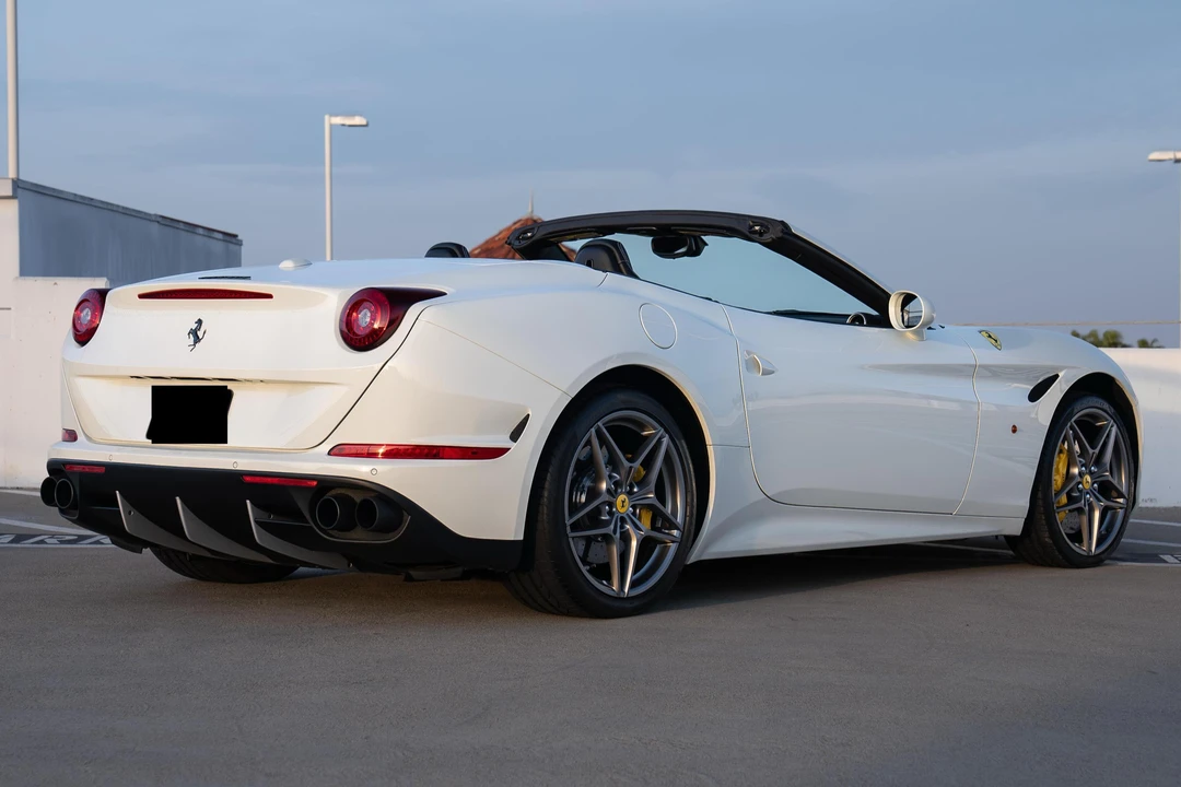 2017 Ferrari California T - Image 4 of 31