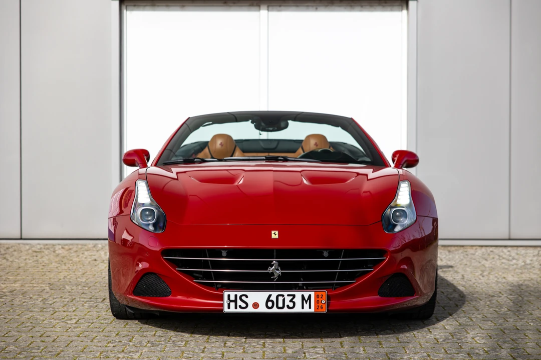 2017 Ferrari California T - Image 2 of 31