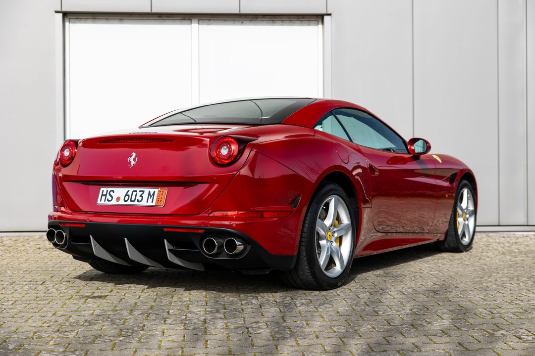 2017 Ferrari California T - Image 6 of 31