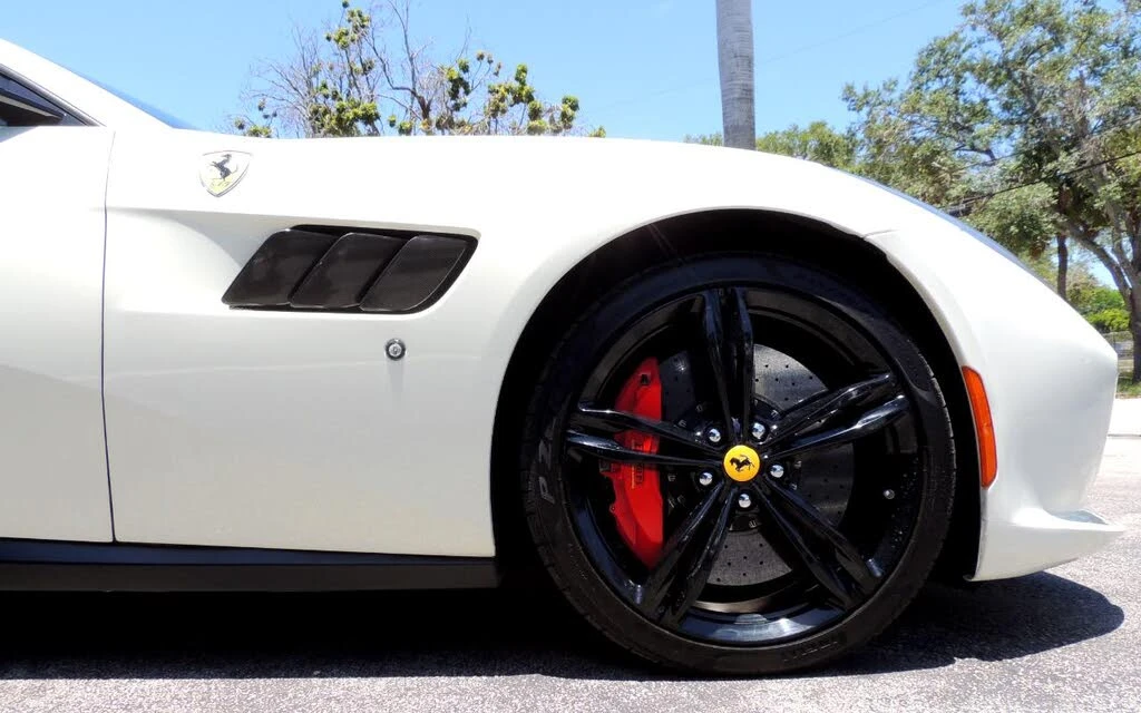 2017 Ferrari GTC4Lusso - Image 24 of 31
