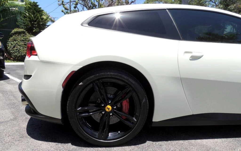 2017 Ferrari GTC4Lusso - Image 28 of 31