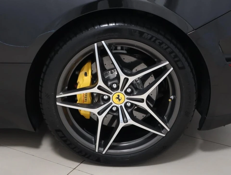 2017 Ferrari California T - Image 18 of 19