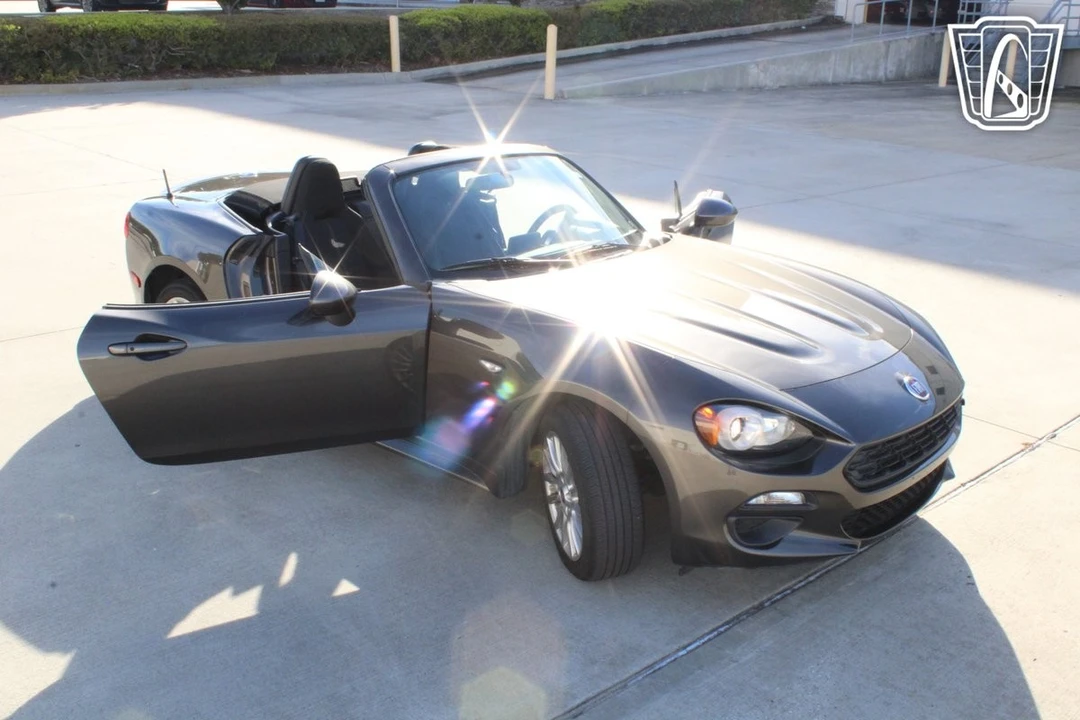 2017 Fiat 124 Spider - Image 11 of 12