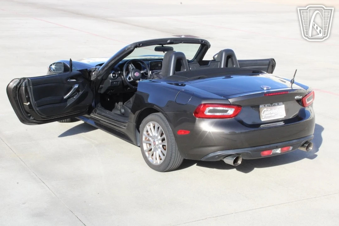 2017 Fiat 124 Spider - Image 9 of 12