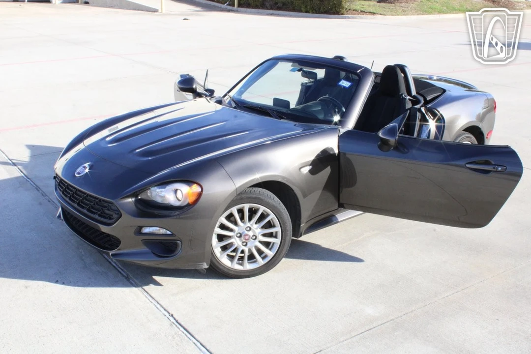 2017 Fiat 124 Spider - Image 8 of 12