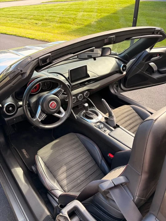 2017 Fiat 124 Spider - Image 9 of 10