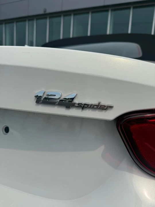 2017 Fiat 124 Spider - Image 9 of 17