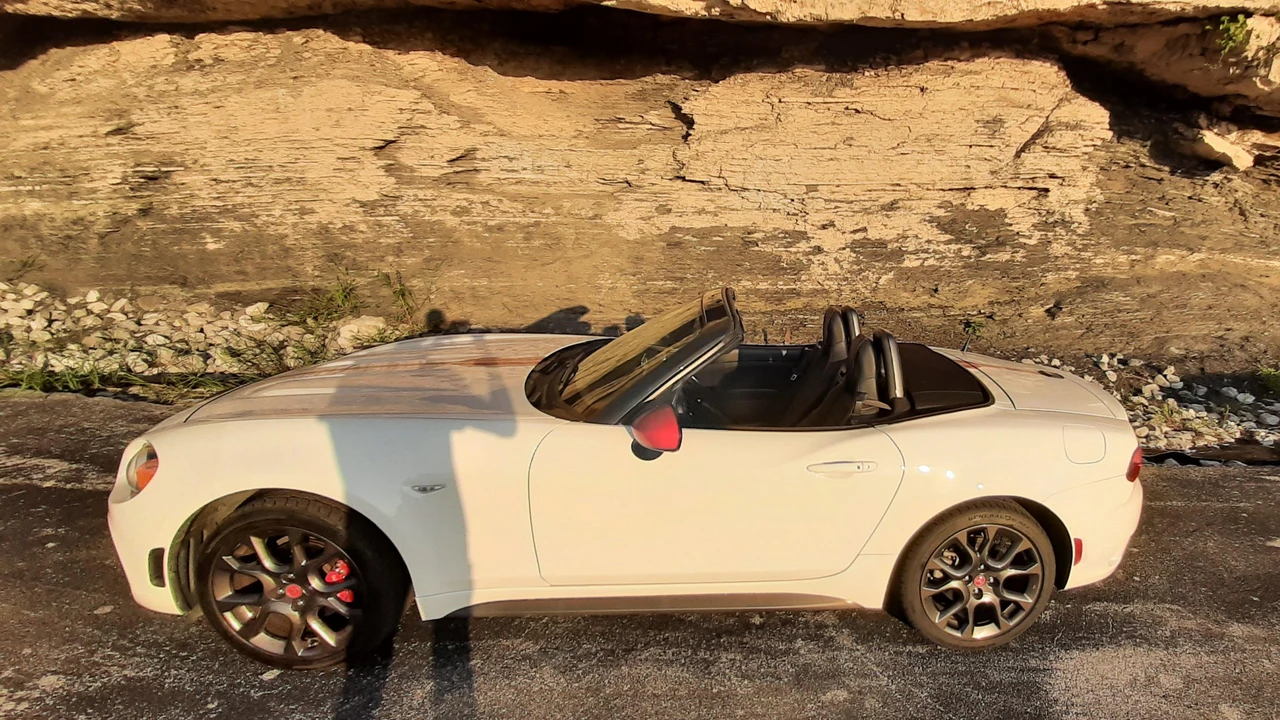 2017 Fiat 124 Spider - Image 16 of 31
