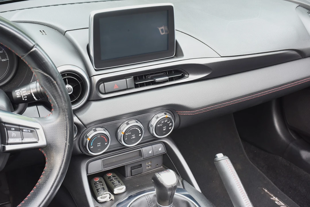2017 Fiat 124 Spider - Image 8 of 20