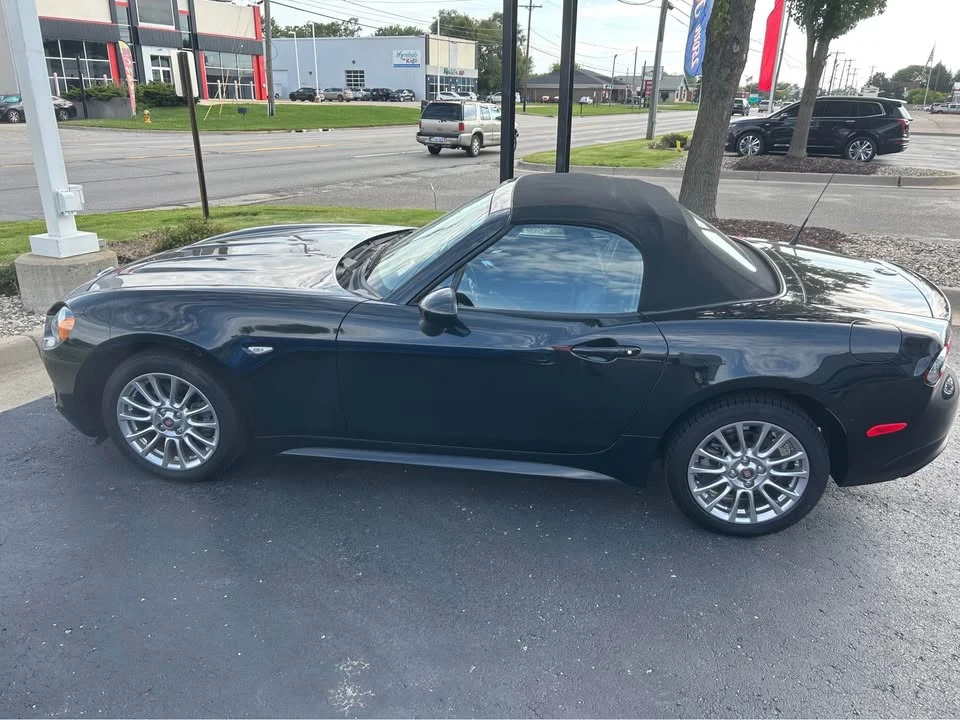 2017 Fiat 124 Spider - Image 2 of 4