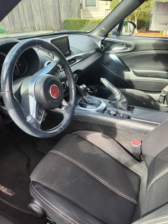 2017 Fiat 124 Spider - Image 2 of 3