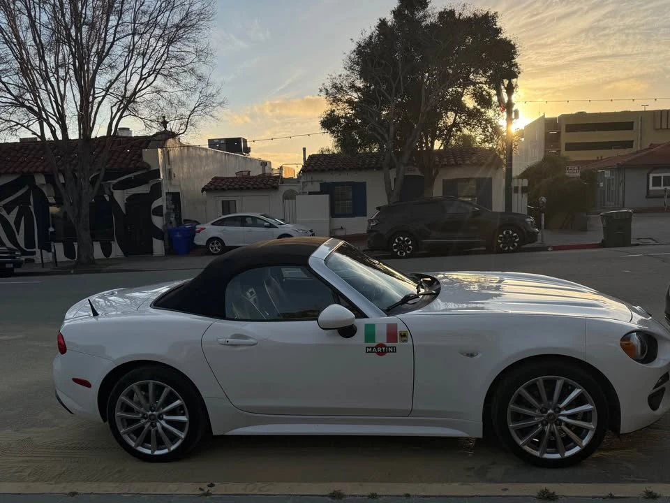 2017 Fiat 124 Spider - Image 2 of 3