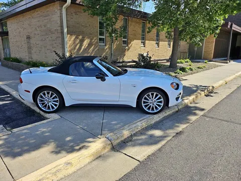2017 Fiat 124 Spider Lusso Convertible 2D