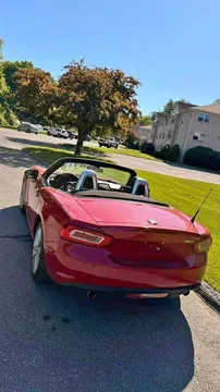2017 Fiat 124 Spider Lusso Red Top Edition