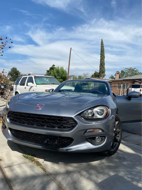 2017 Fiat 124 Spider - Image 2 of 18
