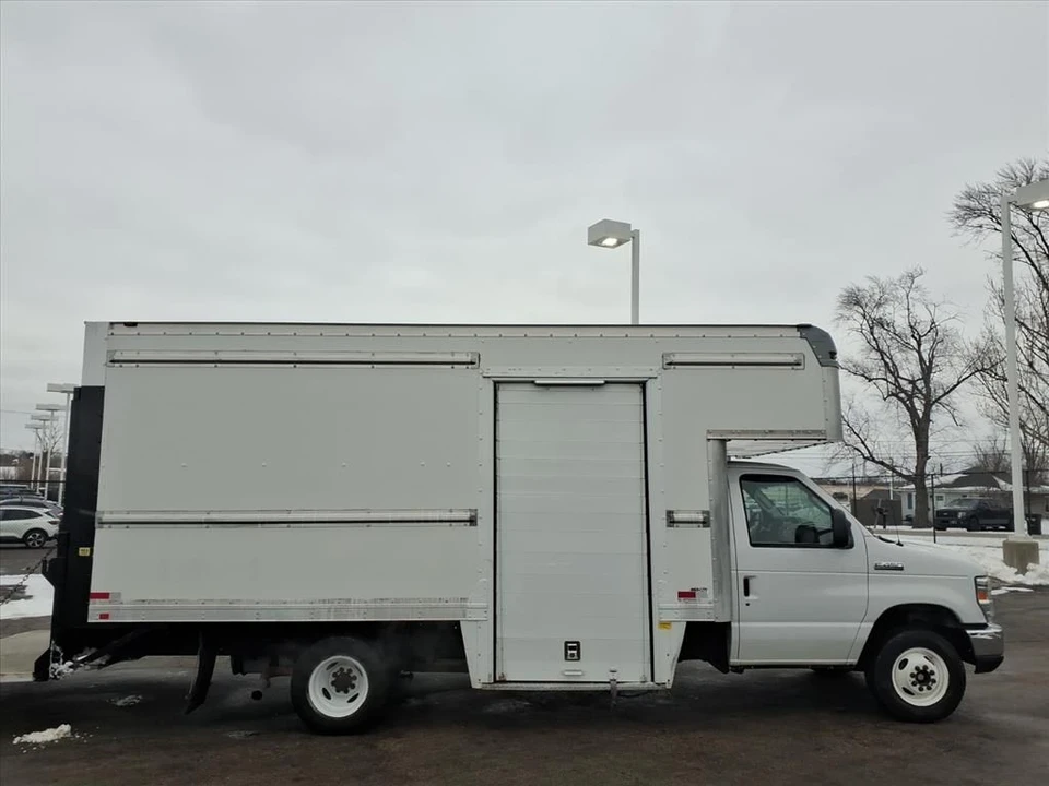 2017 Ford Econoline Van - Image 8 of 12