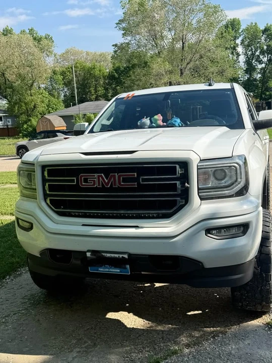 2017 GMC Sierra 4th Gen - Image 2 of 9