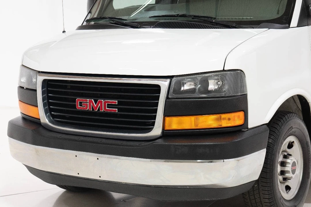 2017 GMC Savana - Image 9 of 12