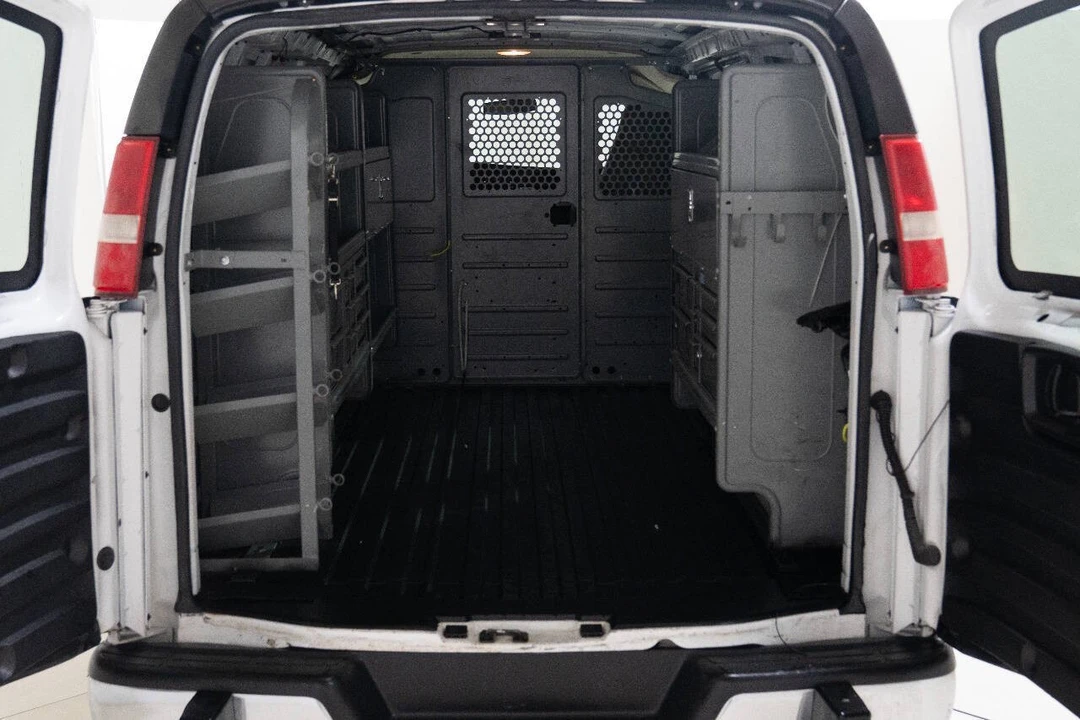 2017 GMC Savana - Image 31 of 31