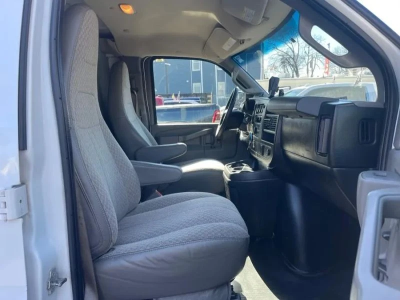 2017 GMC Savana - Image 11 of 12