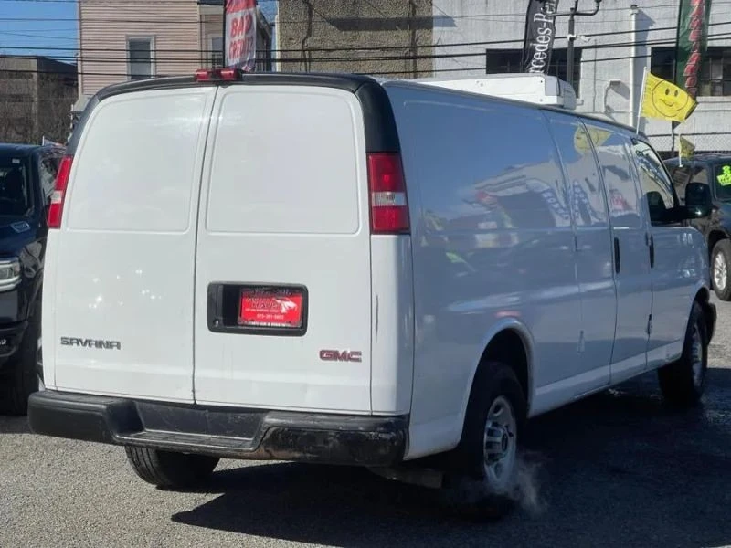 2017 GMC Savana - Image 4 of 12