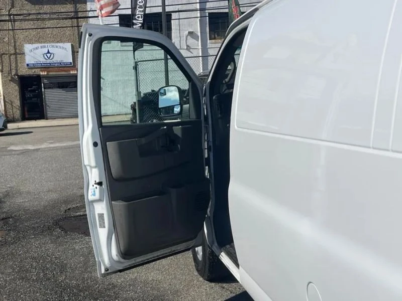 2017 GMC Savana - Image 9 of 12