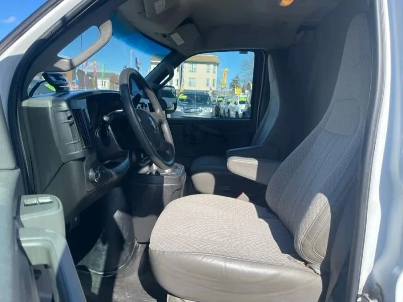 2017 GMC Savana - Image 10 of 12