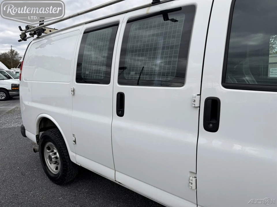 2017 GMC Savana - Image 5 of 12