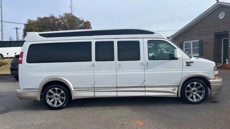 2017 GMC Savana - Image 2 of 24