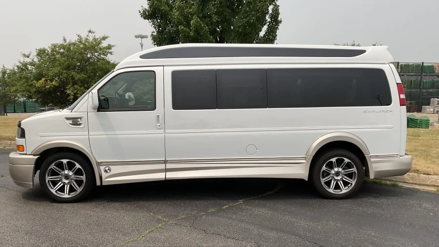 2017 GMC Savana - Image 2 of 31