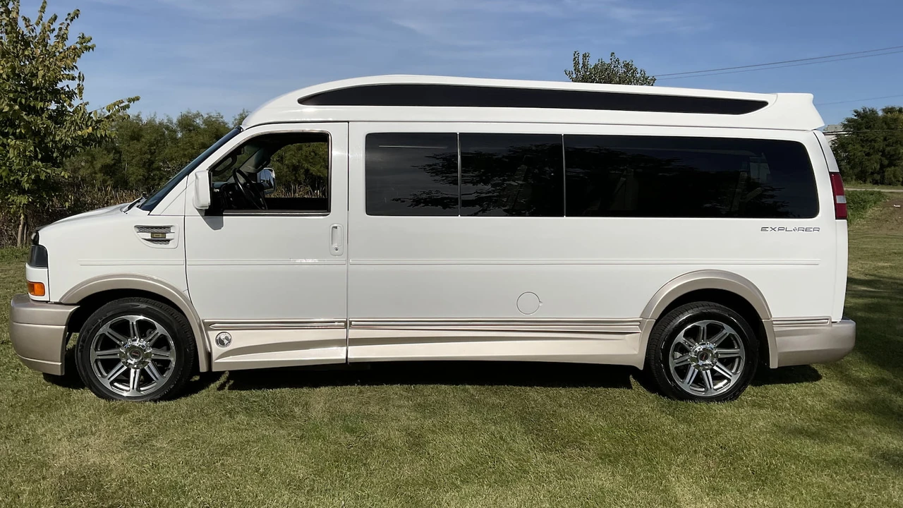 2017 GMC Savana - Image 2 of 23
