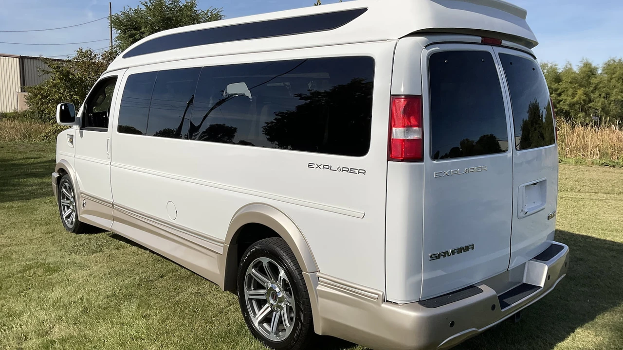 2017 GMC Savana - Image 3 of 23