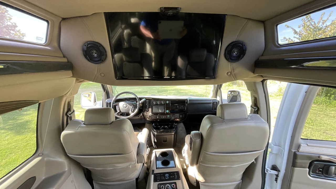 2017 GMC Savana - Image 7 of 23