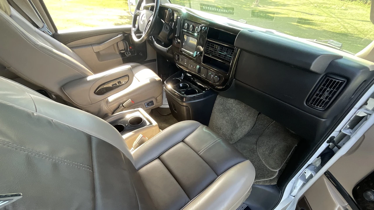 2017 GMC Savana - Image 10 of 23