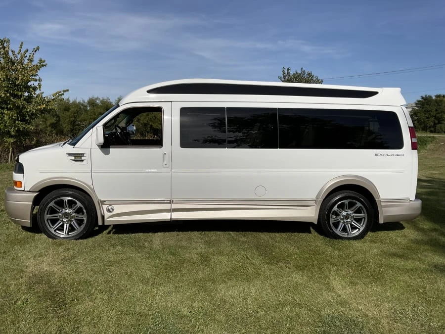 2017 GMC Savana - Image 4 of 19