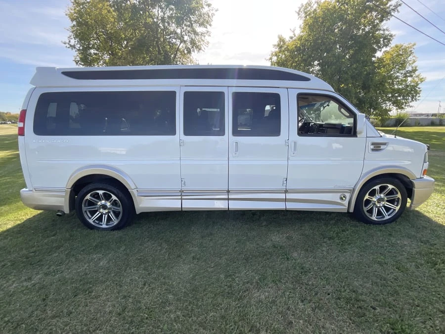 2017 GMC Savana - Image 2 of 19
