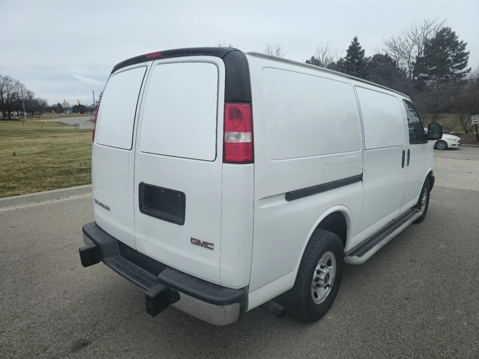 2017 GMC Savana - Image 4 of 10