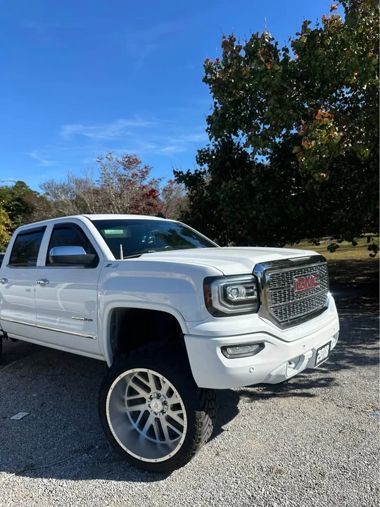 2017 GMC Sierra 4th Gen - Image 4 of 10