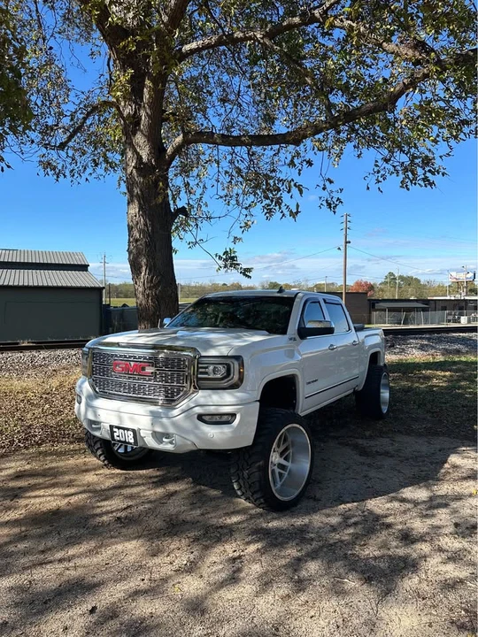 2017 GMC Sierra 4th Gen - Image 3 of 10