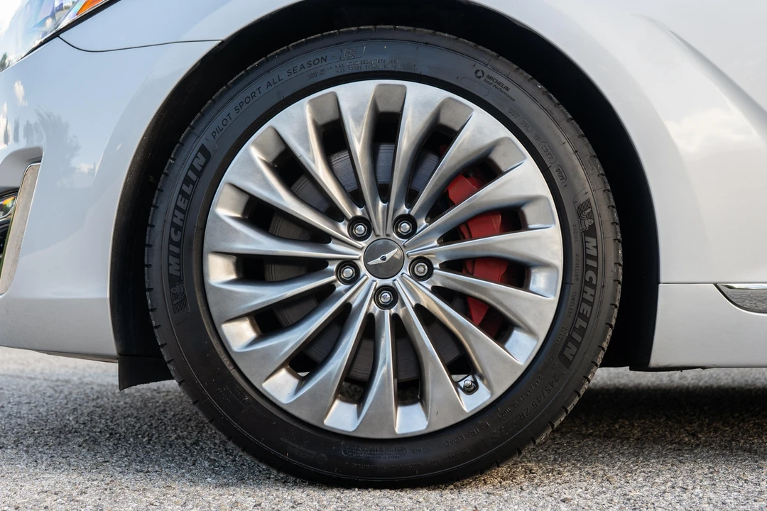 2017 Genesis G90 - Image 29 of 31