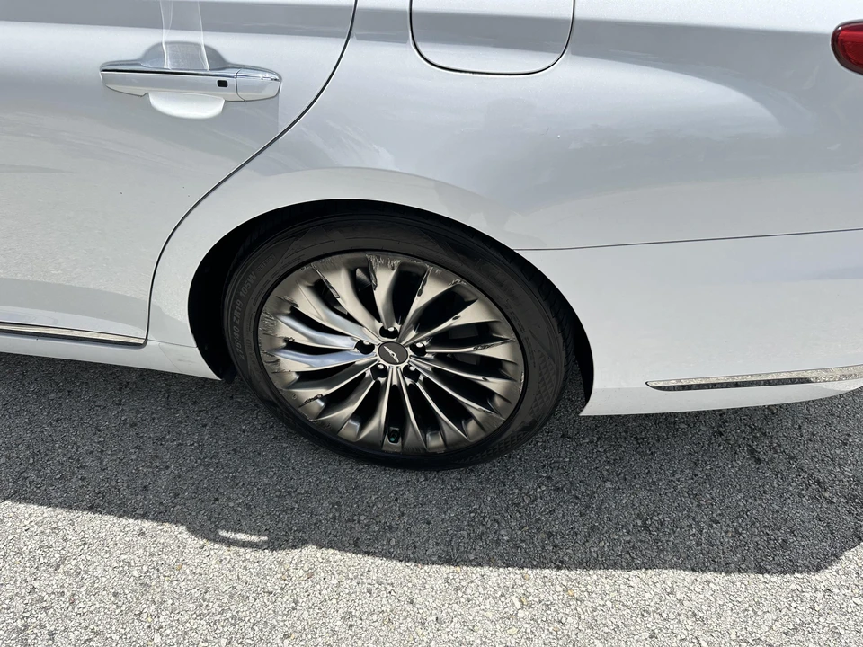 2017 Genesis G90 - Image 29 of 31