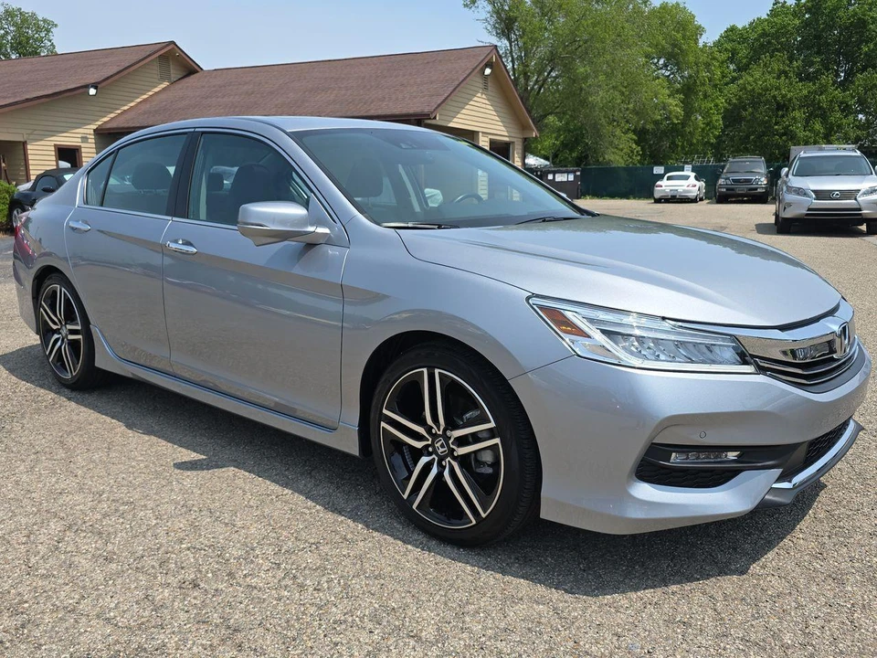 2017 Honda Accord 9th Gen - Image 18 of 21