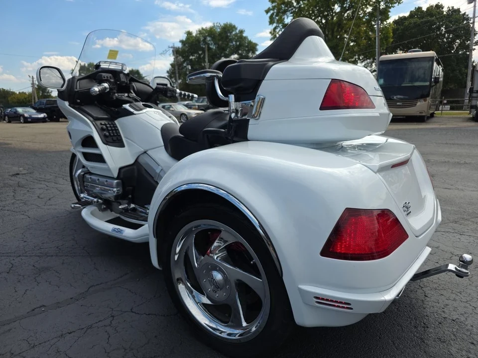 2017 Honda Gold Wing - Image 2 of 12