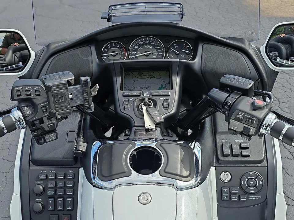 2017 Honda Gold Wing - Image 6 of 12
