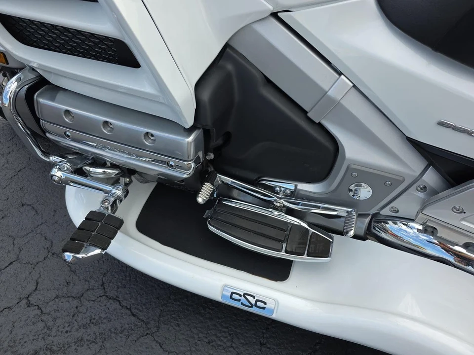 2017 Honda Gold Wing - Image 10 of 12
