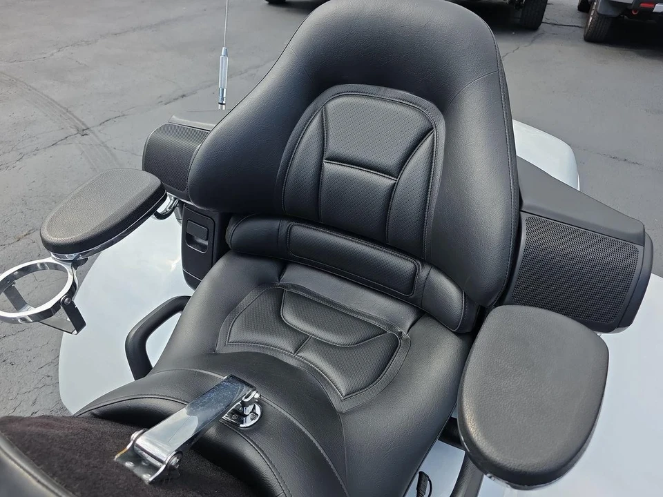 2017 Honda Gold Wing - Image 7 of 12