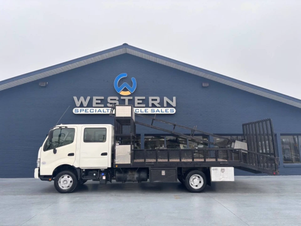 2017 Hino - Image 2 of 12