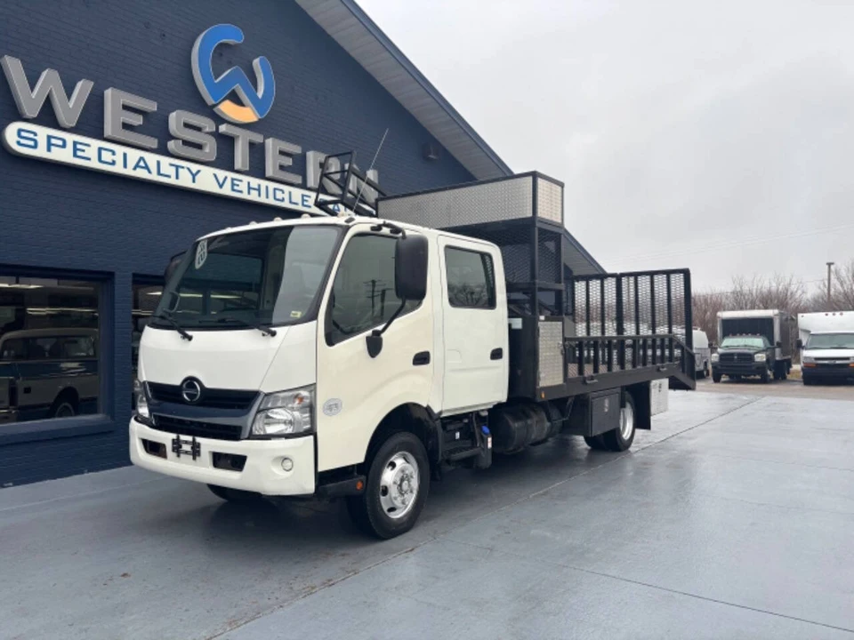 2017 Hino - Image 5 of 12